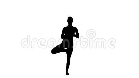年轻女子练习瑜伽站在UtthitaHastaPadangustasana锻炼身体伸出手来摆出大脚趾的姿势视频的预览图