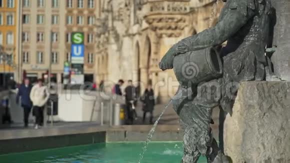 德国慕尼黑Marienplatz著名的鱼泉上一个男孩的照片的实时中镜头视频的预览图