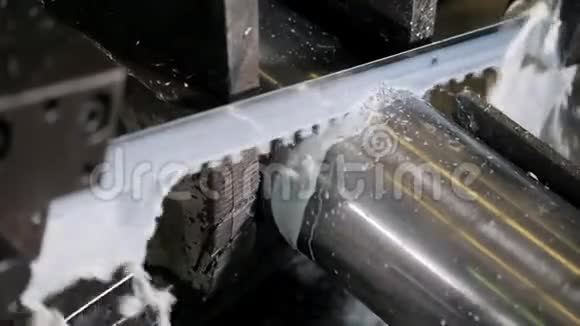 工业锯床切割料杆带锯机用锯条切割原金属视频的预览图