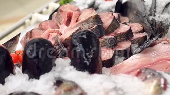 许多不同的海鱼躺在购物柜台上新鲜鱼类的分配视频的预览图
