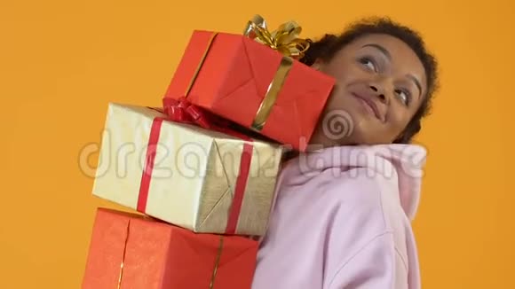 微笑女学生拿着礼物盒购物销售节日庆祝视频的预览图