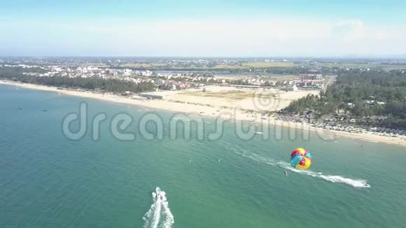 高空跳伞者飞越海洋与城镇对抗视频的预览图
