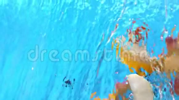 水果桃片橙黑醋栗苹果溅入水中以1500英尺的速度缓慢地喷射下来视频的预览图