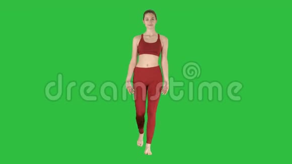 年轻女性呼吸新鲜空气准备在绿色屏幕上瑜伽Chroma键视频的预览图