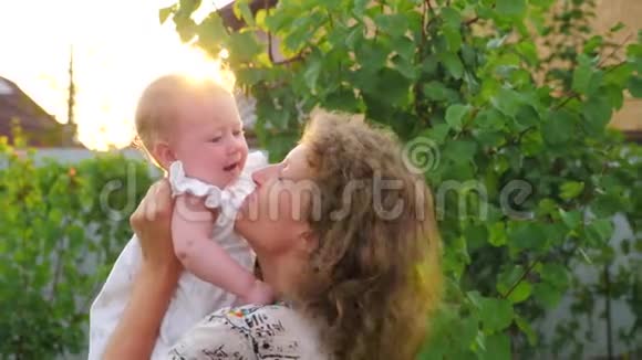 快乐的母亲和宝贝女孩带着笑脸的婴儿正在妈妈手上挥手镜头反射视频的预览图