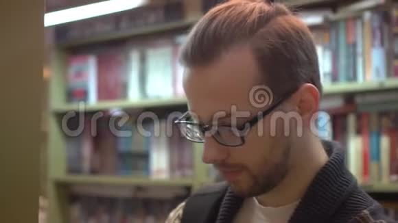 书店的那个人正看着摄像机微笑着视频的预览图