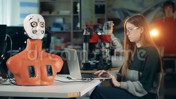 人类机器人在一个年轻女人的控制下移动嘴巴视频的预览图