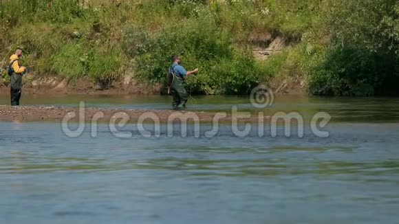两人拿着鱼竿抛着花车渔民在河上捕鱼视频的预览图