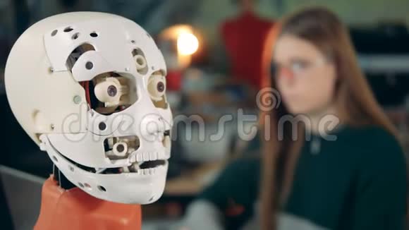 机器人头部在女性专家的监督下张开嘴视频的预览图