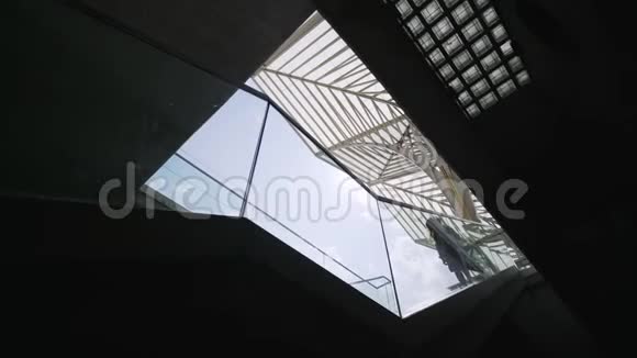 无名女尸在火车站内的台阶上视频的预览图