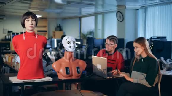 两位工程师观察到一个机器人人体模型在移动面部器官视频的预览图