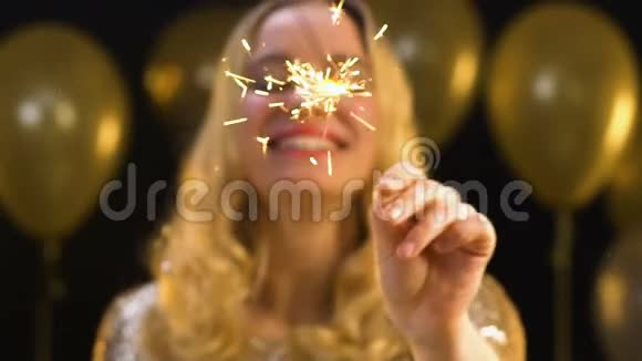 微笑白种人妇女与孟加拉灯下坠落的纸屑新年聚会视频的预览图
