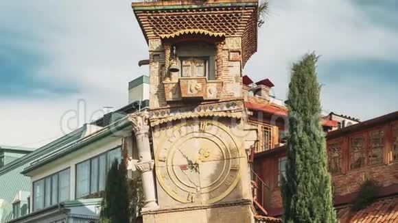 格鲁吉亚第比利斯人们走在著名的RezoGabriadzeMarionette剧院钟楼附近木偶剧院视频的预览图