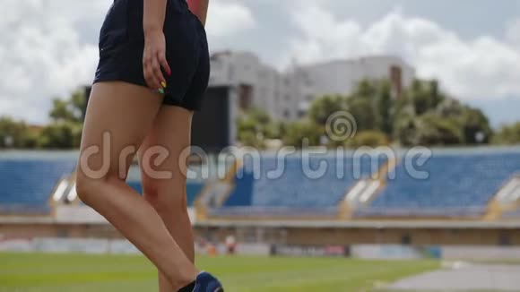女生跑步前热身特写视频的预览图