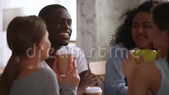 快乐的非洲男人开心地笑着和多种族的朋友说话视频的预览图