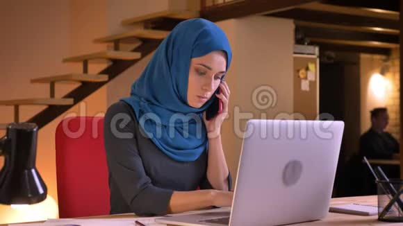 一位年轻迷人的阿拉伯女员工在打电话时在电话上正式交谈的特写照片视频的预览图