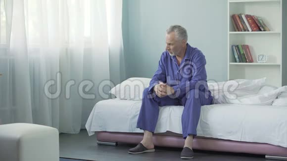 醒来后坐在床上的老人早上心情不好视频的预览图