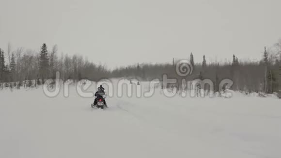 驾驶雪车的人沿着山谷轮流移动视频的预览图