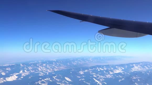 4天山雪山的奇妙景色透过窗户一架飞机视频的预览图