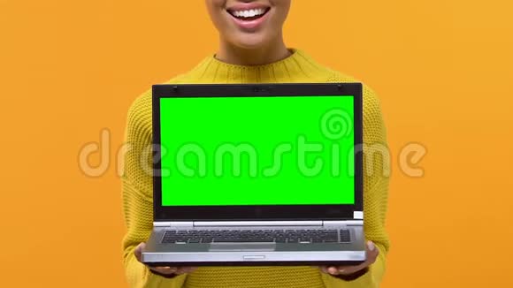 快乐的自由职业者手提电脑与绿色屏幕在线应用程序小工具视频的预览图