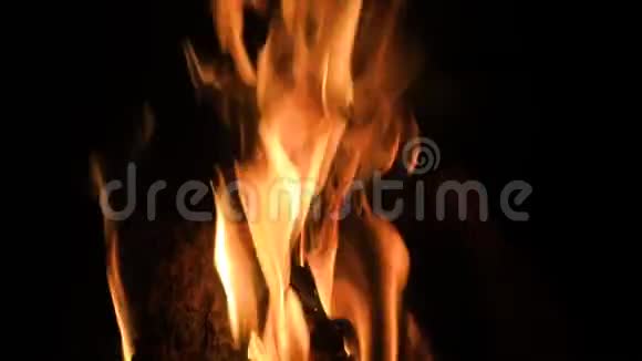 壁炉里着火了壁炉里的木头和余烬视频的预览图