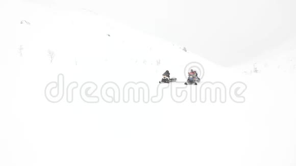 游客骑着快雪车玩得很开心视频的预览图