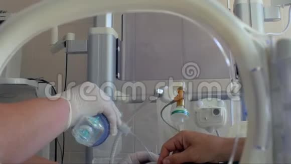 医生用人工给躺在重症监护室特殊培养箱里的早产儿输送氧气视频的预览图