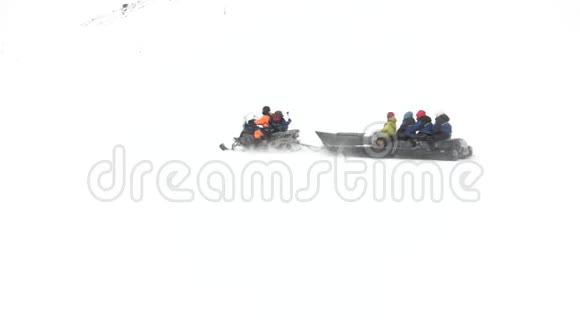 勇敢的游客在雪地摩托的推动下享受骑马的乐趣视频的预览图