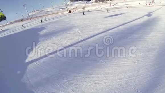 滑雪者和滑雪者从斜坡上下来滑雪胜地冬季积极娱乐视频的预览图