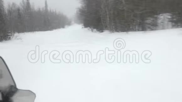 极限雪车司机沿着狭窄的轨道快速行驶视频的预览图