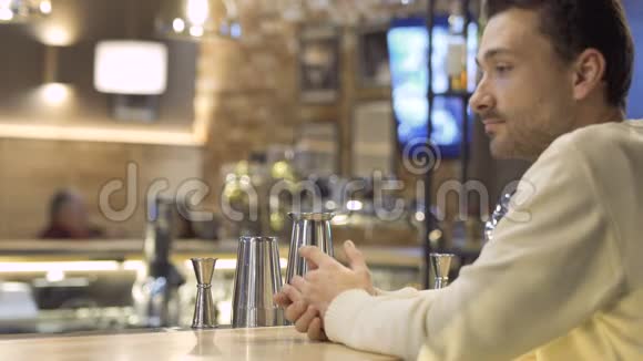 孤独的人坐在咖啡馆的酒吧里视频的预览图