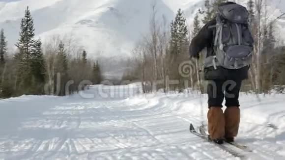 滑雪新手大背包穿越雪道视频的预览图