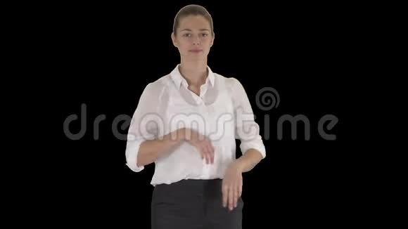 双手交叉的体贴女人阿尔法频道视频的预览图