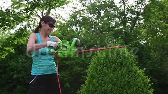 女人修剪灌木和园艺视频的预览图