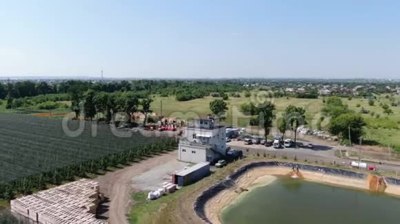 阳光明媚的一天苹果园水库的鸟瞰图视频的预览图