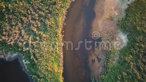 俯视无人机镜头飞越干湖或河流干旱导致景观全球变暖威胁生态问题视频的预览图