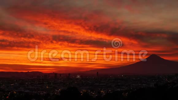 普埃布拉市和波普凯特火山日落时分视频的预览图