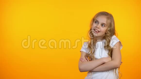 可爱的少女被隔离在橙色背景显示拇指向上的手势模板视频的预览图