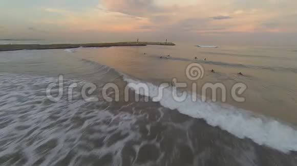 日落时冲浪视频的预览图