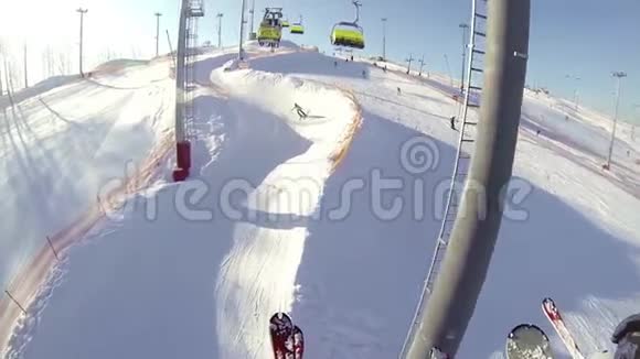 滑雪者和滑雪者从斜坡上下来滑雪胜地冬季积极娱乐视频的预览图