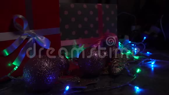 圣诞装饰和玩具闪烁着五颜六色的花环视频的预览图