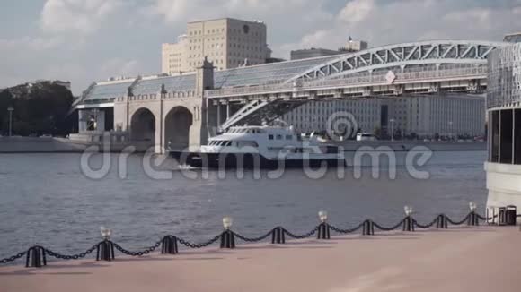 船在桥下游泳视频的预览图
