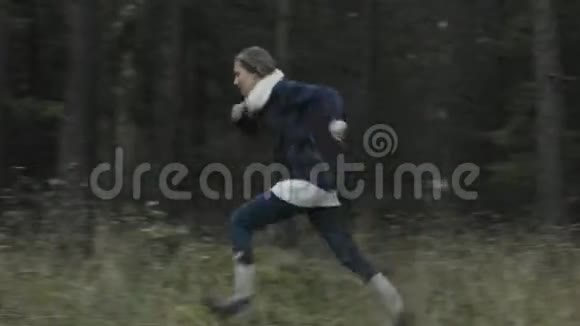 在森林里赛跑跑步的女人视频的预览图