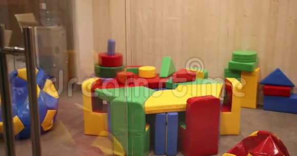 儿童游戏明亮房间红色和蓝色球形的扶手椅道具慢动作视频的预览图