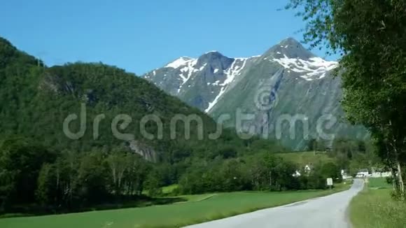 在挪威有雪和森林的山上驾驶汽车从前挡风玻璃的角度看视频的预览图