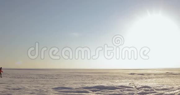 旅行家正在一片雪山上行走从远处看视频的预览图