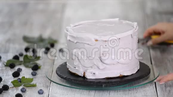 甜点在饼干蛋糕上涂上紫色奶油并用烹饪铲子自制糕点烹饪的概念视频的预览图