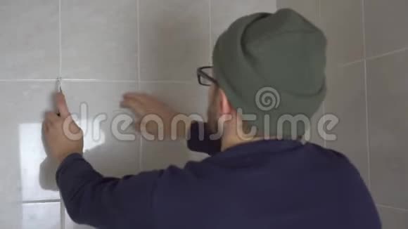 一位欧洲人正因管道泄漏而拆除瓷砖视频的预览图