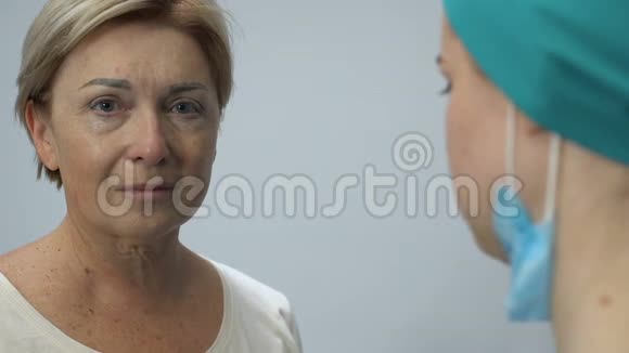 护士拥抱和支持老年女性致命疾病患者健康视频的预览图