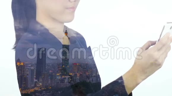 使用智能手机的女商人和台湾台北城市景色的双重曝光图像视频的预览图